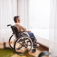 Warga emas menggunakan wheelchair